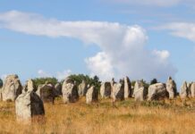 Menhirs préhistoriques détruits pour un magasin de bricolage en France