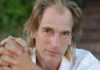 L’acteur Julian Sands retrouvé mort dans la montagne où il avait disparu en janvier
