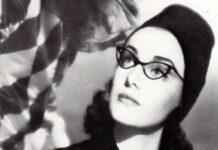 Altina Schinasi : l’artiste visionnaire derrière les lunettes « œil de chat »