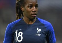 Un terrain de foot de Cléon baptisé en l’honneur de Viviane Asseyi, attaquante de l’Equipe de France