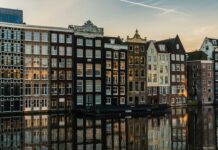 Amsterdam intrigue autant qu’elle séduit. Derrière ses canaux paisibles et ses façades étroites se cache une ville vibrante, façonnée par l’histoire, l’art et un art de vivre très particulier. On ne la découvre jamais vraiment par hasard : il y a souvent, dès le départ, une Passion Amsterdam qui motive le voyage, un attrait presque intuitif pour cette capitale à taille humaine où chaque quartier raconte une histoire différente.