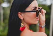 Bien choisir ses boucles d’oreilles femme : styles, matières et tendances